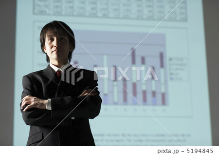 腕を組むビジネスマン 5194845