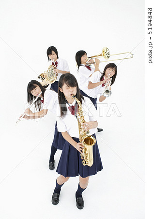 楽器を吹く女子中学生 楽器を吹く女子中学生 5194848