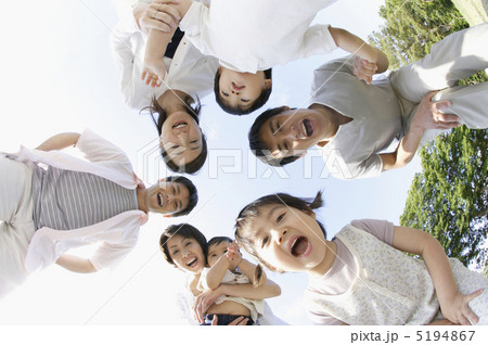 輪になって笑う親子達 5194867