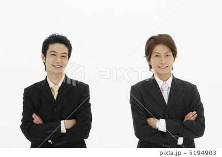 腕組みをする日本人ビジネスマン 5194903