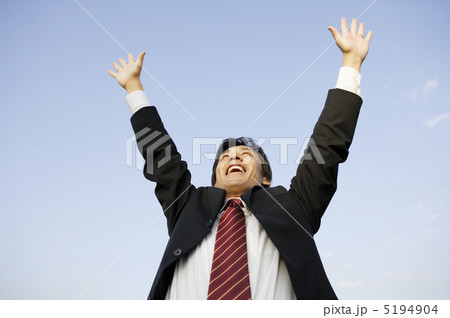 両手をあげる日本人ビジネスマン 5194904