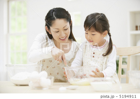 お菓子作りの母娘 5194911
