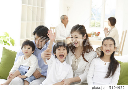 寄り添う父母と子供達 5194922