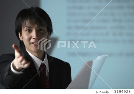 手を差し出すビジネスマン 5194928