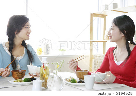 食事をする女性たち 5194929