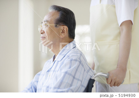 車椅子に乗った男性と介護師 5194930