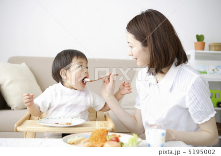 飲食をする日本人の母と子 飲食をする日本人の母と子 5195002
