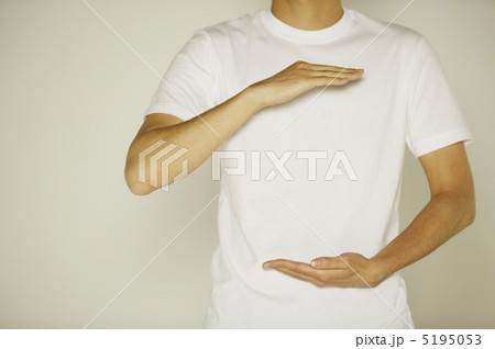 Tシャツ姿の男性 Tシャツ姿の男性 5195053