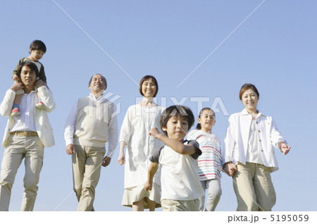 青空の下の三世代家族 青空の下の三世代家族 5195059