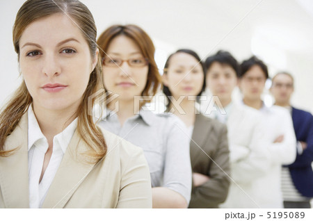 整列する6人の若者 5195089