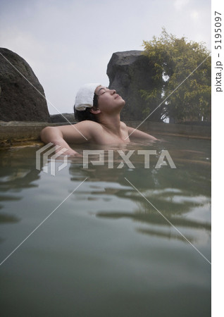 露天風呂に入る男性 5195097