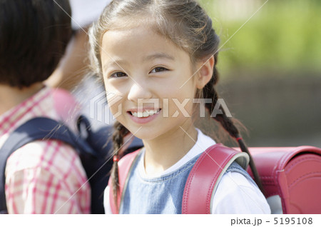 微笑む女子小学生 微笑む女子小学生 5195108