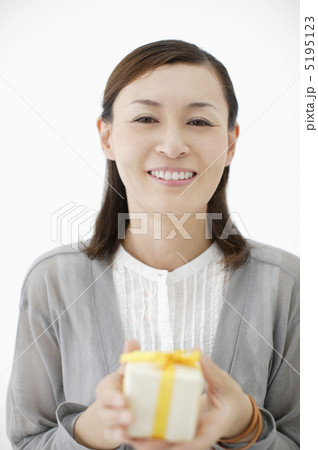 プレゼントを渡す女性 プレゼントを渡す女性 5195123
