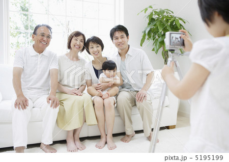 写真を撮る三世代家族 5195199