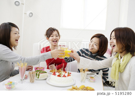 乾杯をする日本人の若者女性 5195280