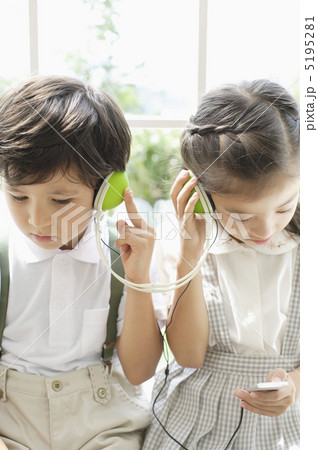 音楽を聴く二人の子供 5195281