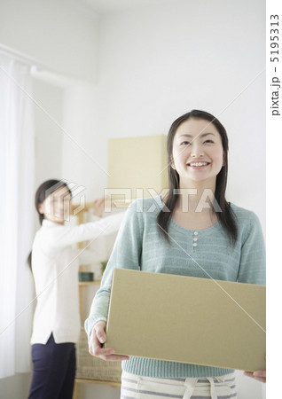 段ボールを抱えている女性たち 段ボールを抱えている女性たち 5195313
