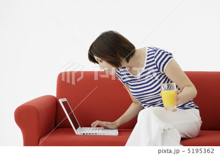 ノートパソコンと若い女性 ノートパソコンと若い女性 5195362