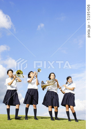 楽器を演奏する女子中学生 楽器を演奏する女子中学生 5195406