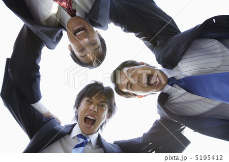 円陣を組む日本人ビジネスマン 円陣を組む日本人ビジネスマン 5195412