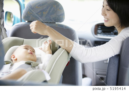 車内の赤ちゃんと母親 5195414