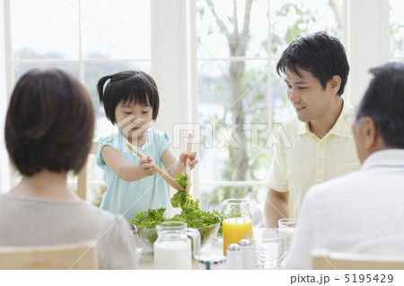 サラダを取り分ける女の子 5195429