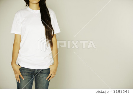 Tシャツ姿の女性 Tシャツ姿の女性 5195545