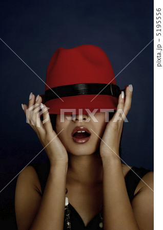 赤い帽子をかぶった女性 5195556