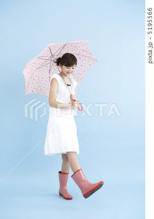 傘をさす女性 5195566