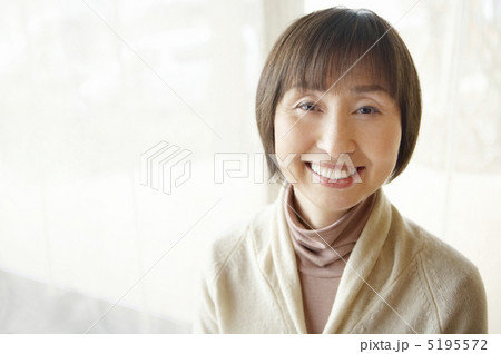 柔らかい日差しの中で微笑む女性 5195572