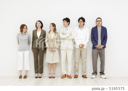 整列する6人の若者 整列する6人の若者 5195575