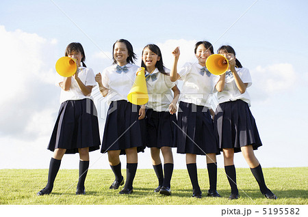 メガホンで応援する女子中学生 メガホンで応援する女子中学生 5195582