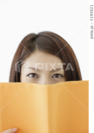開いた本と若い女性 開いた本と若い女性 5195621