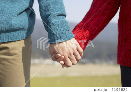 手をつないで歩く夫婦 手をつないで歩く夫婦 5195622