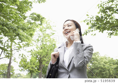 携帯電話を持つビジネスウーマン 携帯電話を持つビジネスウーマン 5195639