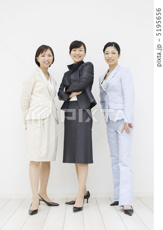 立ち姿の三人のOL 5195656