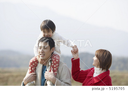 肩ぐるまで散歩している家族 肩ぐるまで散歩している家族 5195705