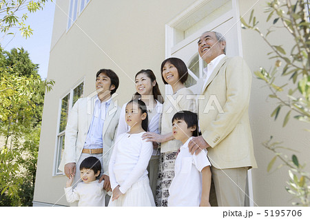 寄り添う三世代家族 寄り添う三世代家族 5195706
