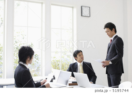 ミーティングをするビジネスマン 5195744