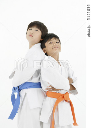 道着姿の二人の男の子 5195856