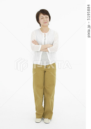 腕を組む女性 5195884