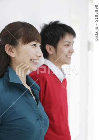 笑顔の若い男女 笑顔の若い男女 5195899