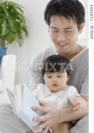 子供を膝に抱く父親 5195924