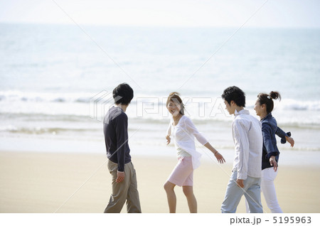 海辺を歩く若者達 海辺を歩く若者達 5195963