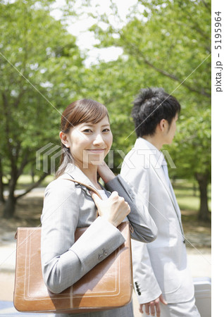 会社員の男女 5195964