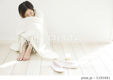 ストールにくるまる女性 ストールにくるまる女性 5195981