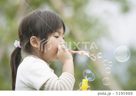 シャボン玉と女の子 5195989