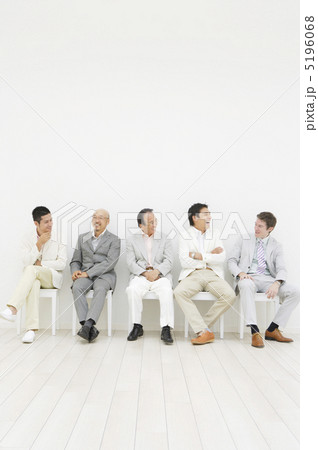 並んで腰掛ける五人の男性 並んで腰掛ける五人の男性 5196068