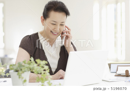 携帯電話と中年女性 5196070