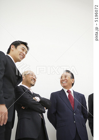 語らうビジネスマン 5196072
